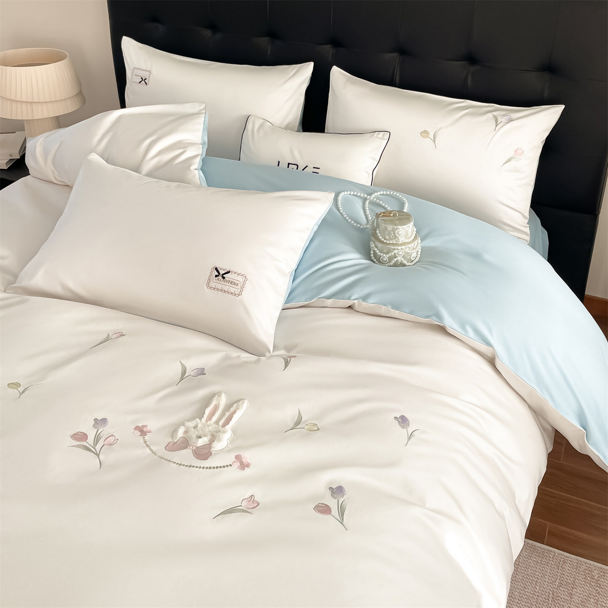 91家纺网 家纺一手货源 找家纺 蓝米卡夫 2026春季新款-60S长绒棉贡缎刺绣系列四件套-郁见小兔（礼盒） 郁见小兔-奶昔白+天空蓝