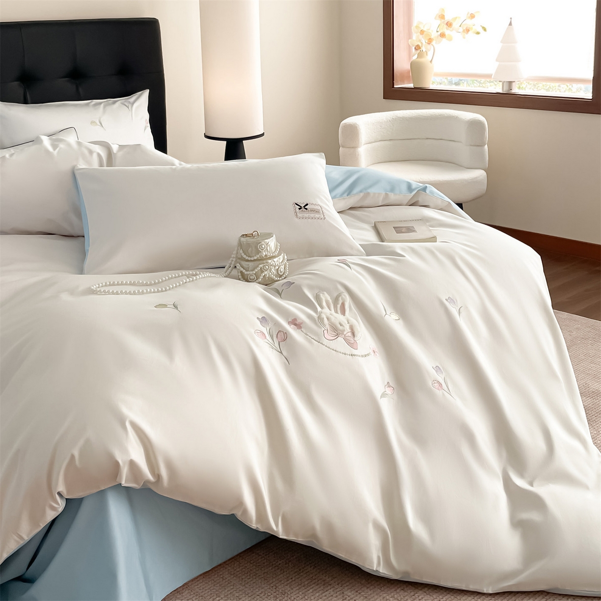 91家纺网 家纺一手货源 找家纺 蓝米卡夫 2026春季新款-60S长绒棉贡缎刺绣系列四件套-郁见小兔（礼盒） 郁见小兔-奶昔白+天空蓝