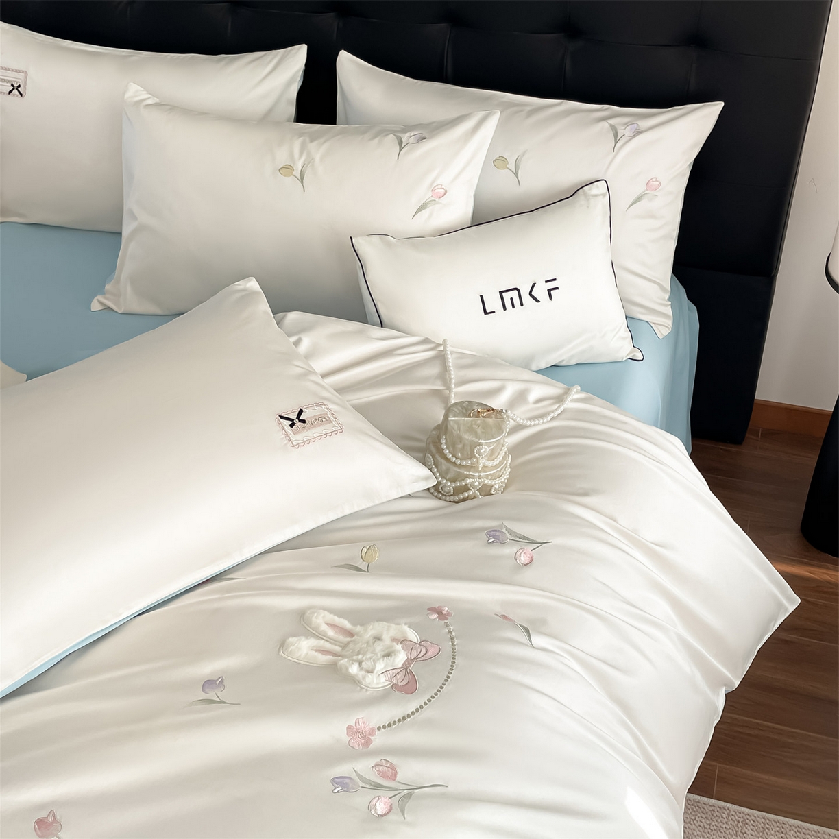 91家纺网 家纺一手货源 找家纺 蓝米卡夫 2026春季新款-60S长绒棉贡缎刺绣系列四件套-郁见小兔（礼盒） 郁见小兔-奶昔白+天空蓝