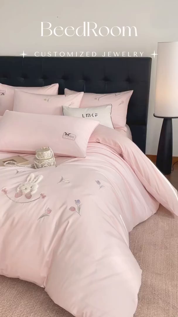 91家纺网 家纺一手货源 找家纺 蓝米卡夫 2026春季新款-60S长绒棉贡缎刺绣系列四件套-郁见小兔（礼盒） 郁见小兔-优雅粉+奶油粉