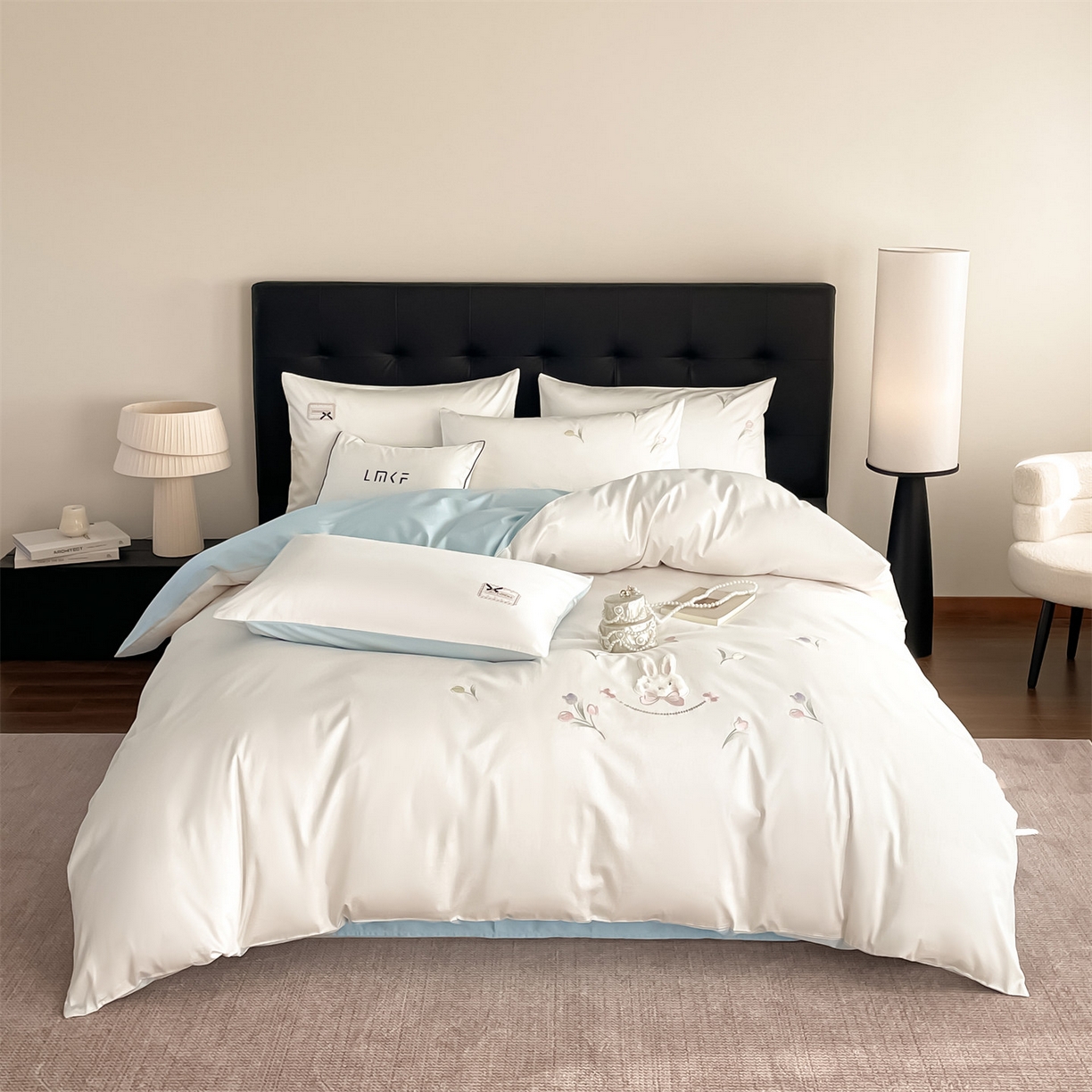 91家纺网 家纺一手货源 找家纺 蓝米卡夫 2026春季新款-60S长绒棉贡缎刺绣系列四件套-郁见小兔（礼盒） 郁见小兔-奶昔白+天空蓝