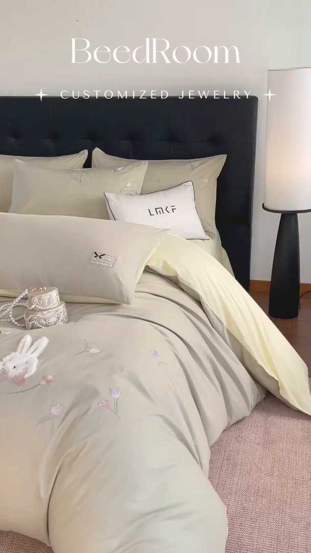 91家纺网 家纺一手货源 找家纺 蓝米卡夫 2026春季新款-60S长绒棉贡缎刺绣系列四件套-郁见小兔（礼盒） 郁见小兔-竹青+初黄