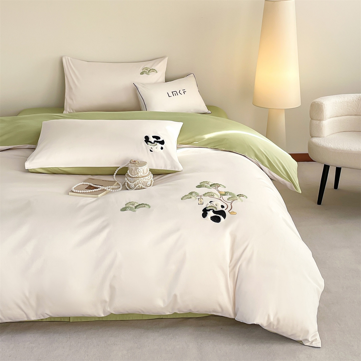 91家纺网 家纺一手货源 找家纺 蓝米卡夫 2026春季新款-60S长绒棉贡缎刺绣系列四件套-放轻松（礼盒） 放轻松-奶昔白+竹青