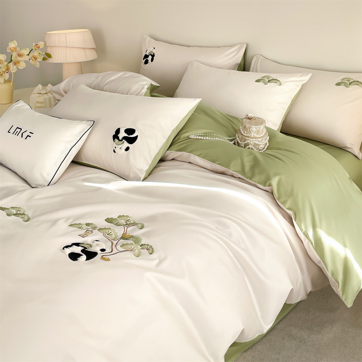 91家纺网 家纺一手货源 找家纺 蓝米卡夫 2026春季新款-60S长绒棉贡缎刺绣系列四件套-放轻松（礼盒） 放轻松-奶昔白+竹青