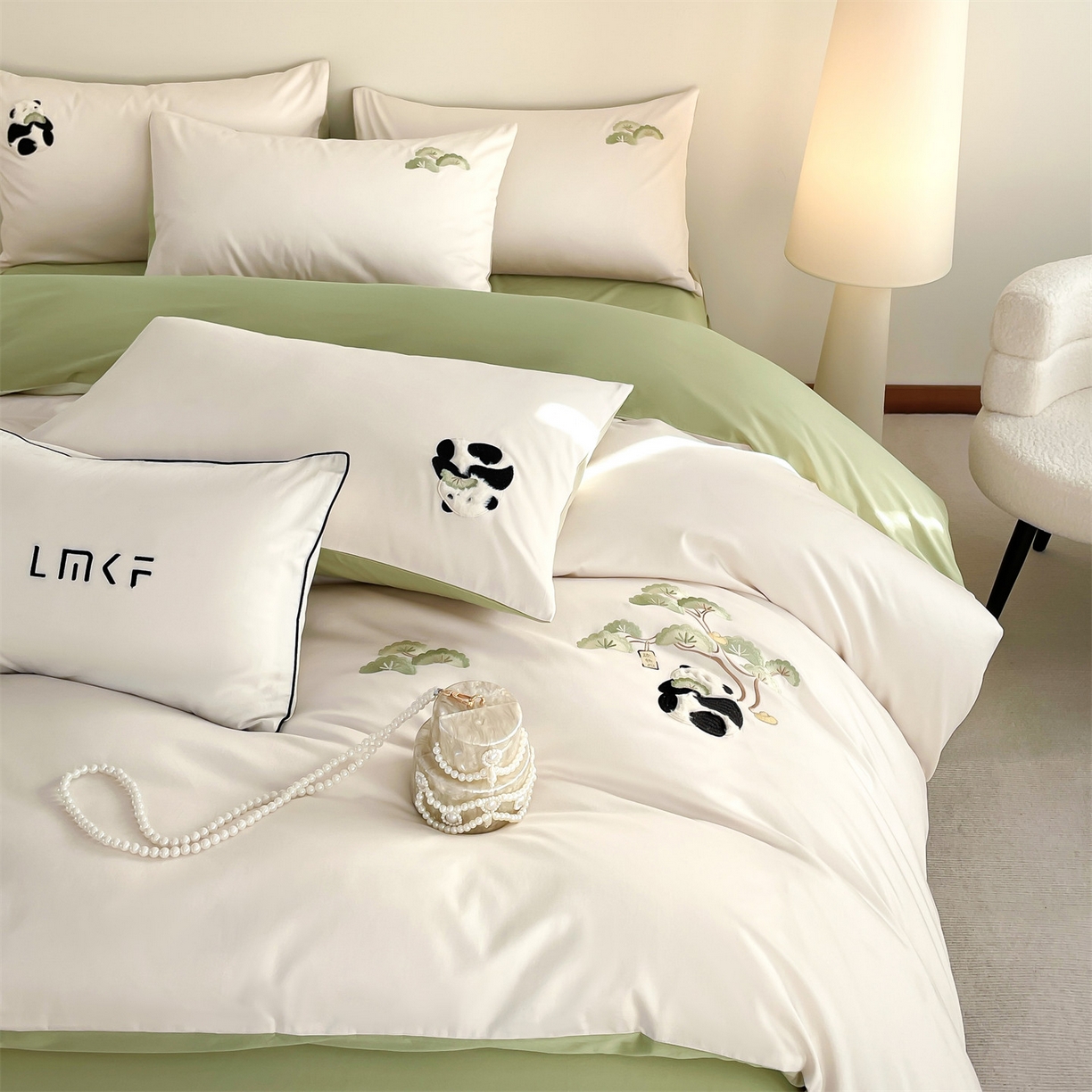 91家纺网 家纺一手货源 找家纺 蓝米卡夫 2026春季新款-60S长绒棉贡缎刺绣系列四件套-放轻松（礼盒） 放轻松-奶昔白+竹青