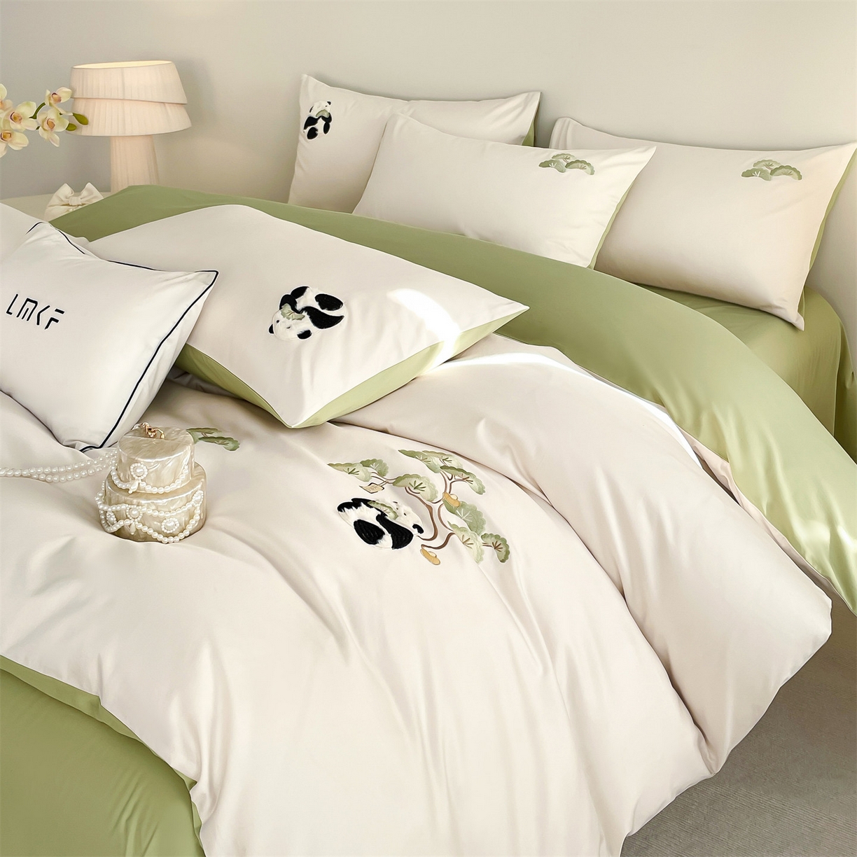 91家纺网 家纺一手货源 找家纺 蓝米卡夫 2026春季新款-60S长绒棉贡缎刺绣系列四件套-放轻松（礼盒） 放轻松-奶昔白+竹青