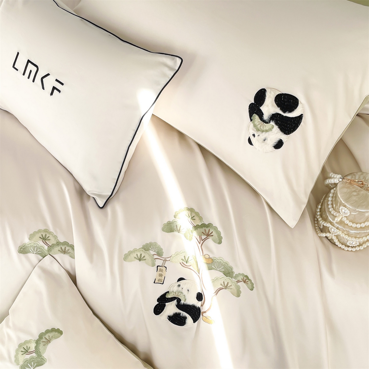 91家纺网 家纺一手货源 找家纺 蓝米卡夫 2026春季新款-60S长绒棉贡缎刺绣系列四件套-放轻松（礼盒） 放轻松-奶昔白+竹青