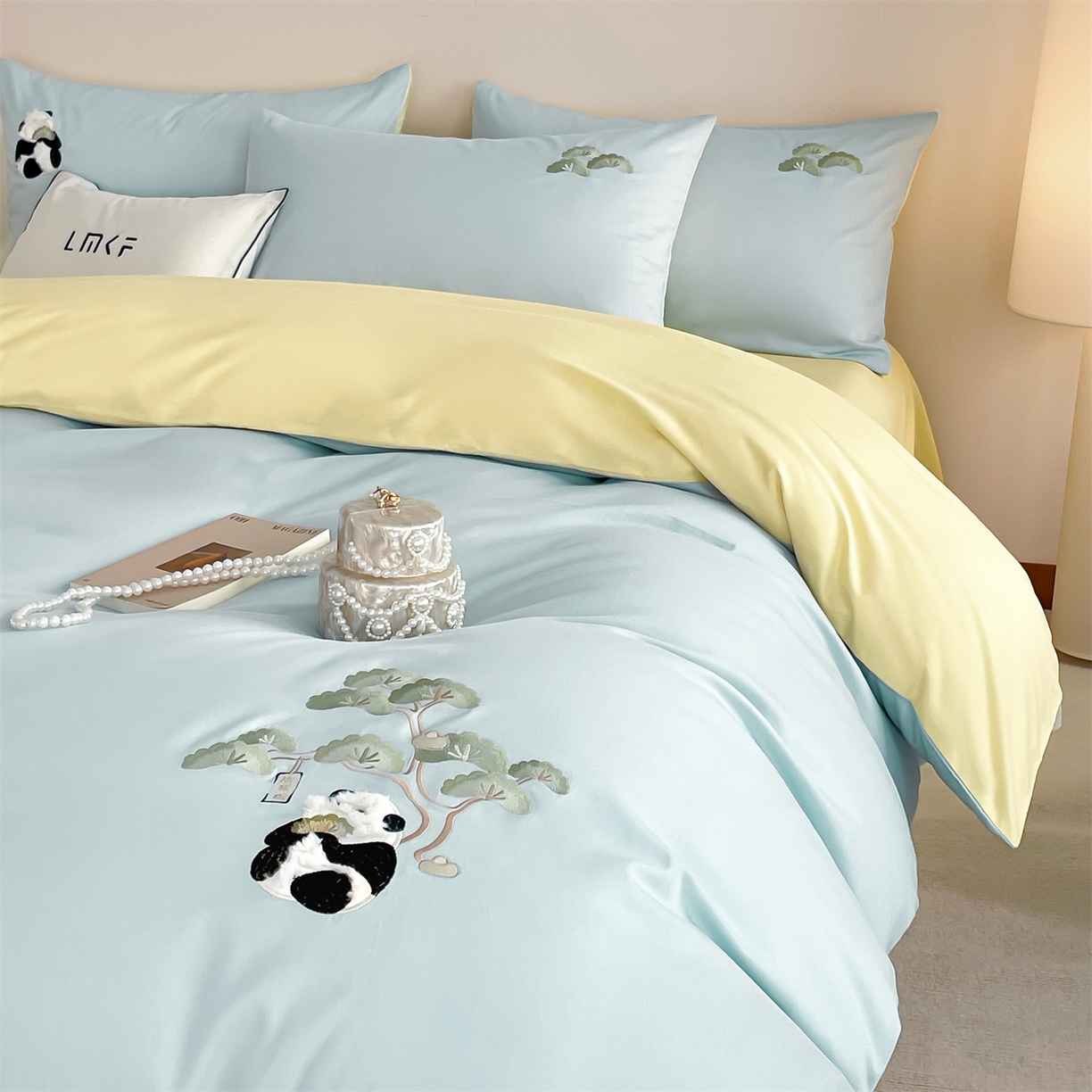 91家纺网 家纺一手货源 找家纺 蓝米卡夫 2026春季新款-60S长绒棉贡缎刺绣系列四件套-放轻松（礼盒） 放轻松-天空蓝+初黄
