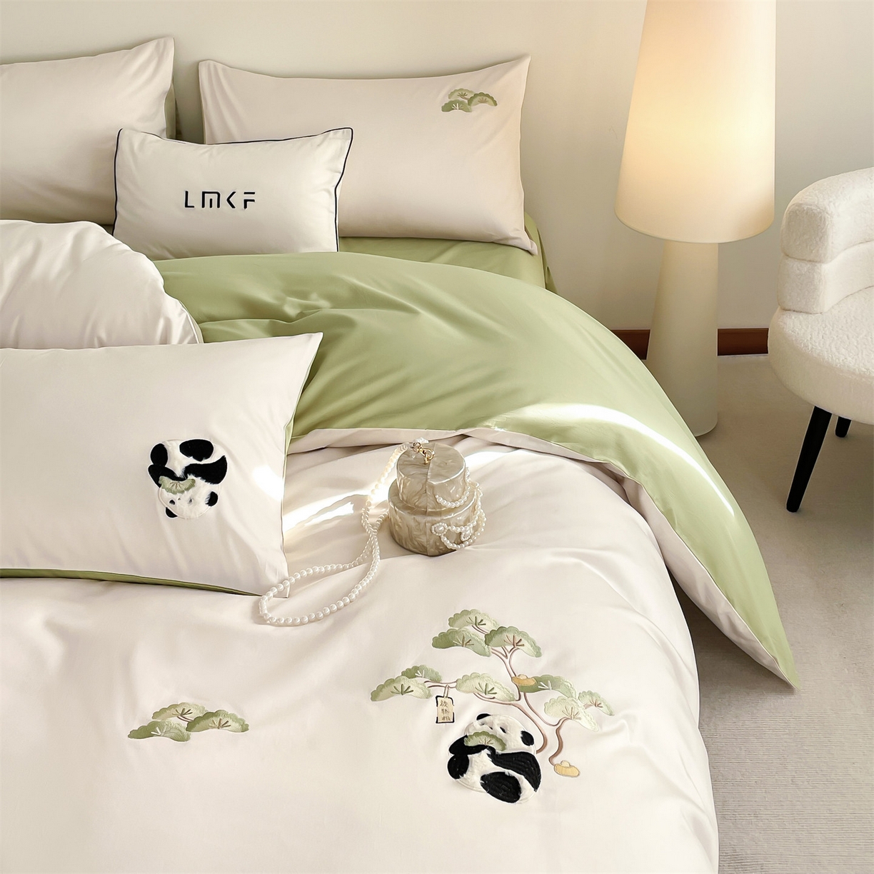 91家纺网 家纺一手货源 找家纺 蓝米卡夫 2026春季新款-60S长绒棉贡缎刺绣系列四件套-放轻松（礼盒） 放轻松-奶昔白+竹青