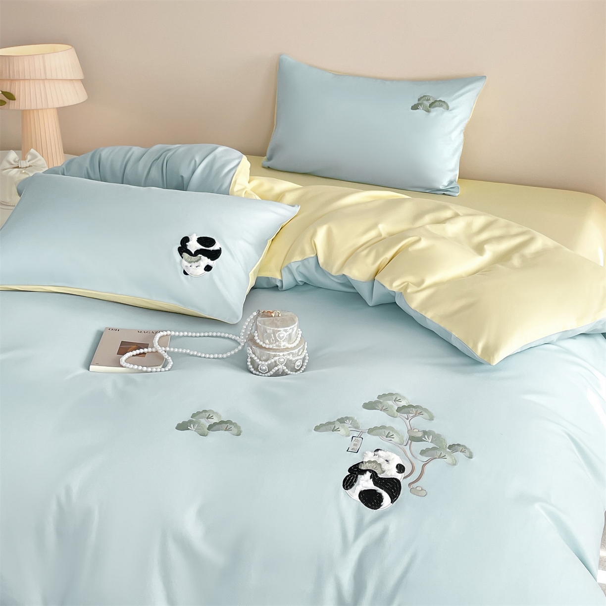 91家纺网 家纺一手货源 找家纺 蓝米卡夫 2026春季新款-60S长绒棉贡缎刺绣系列四件套-放轻松（礼盒） 放轻松-天空蓝+初黄