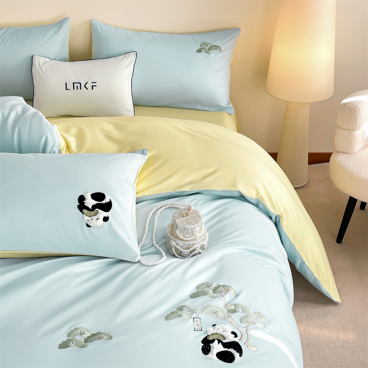 91家纺网 家纺一手货源 找家纺 蓝米卡夫 2026春季新款-60S长绒棉贡缎刺绣系列四件套-放轻松（礼盒） 放轻松-天空蓝+初黄