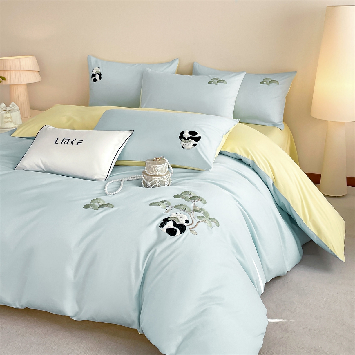 91家纺网 家纺一手货源 找家纺 蓝米卡夫 2026春季新款-60S长绒棉贡缎刺绣系列四件套-放轻松（礼盒） 放轻松-天空蓝+初黄
