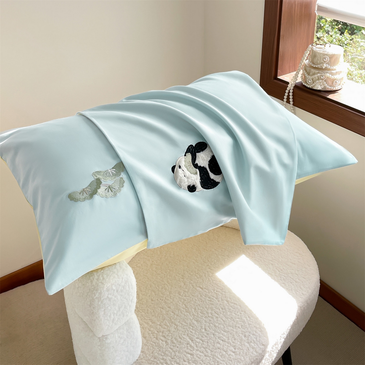 91家纺网 家纺一手货源 找家纺 蓝米卡夫 2026春季新款-60S长绒棉贡缎刺绣系列四件套-放轻松（礼盒） 放轻松-天空蓝+初黄