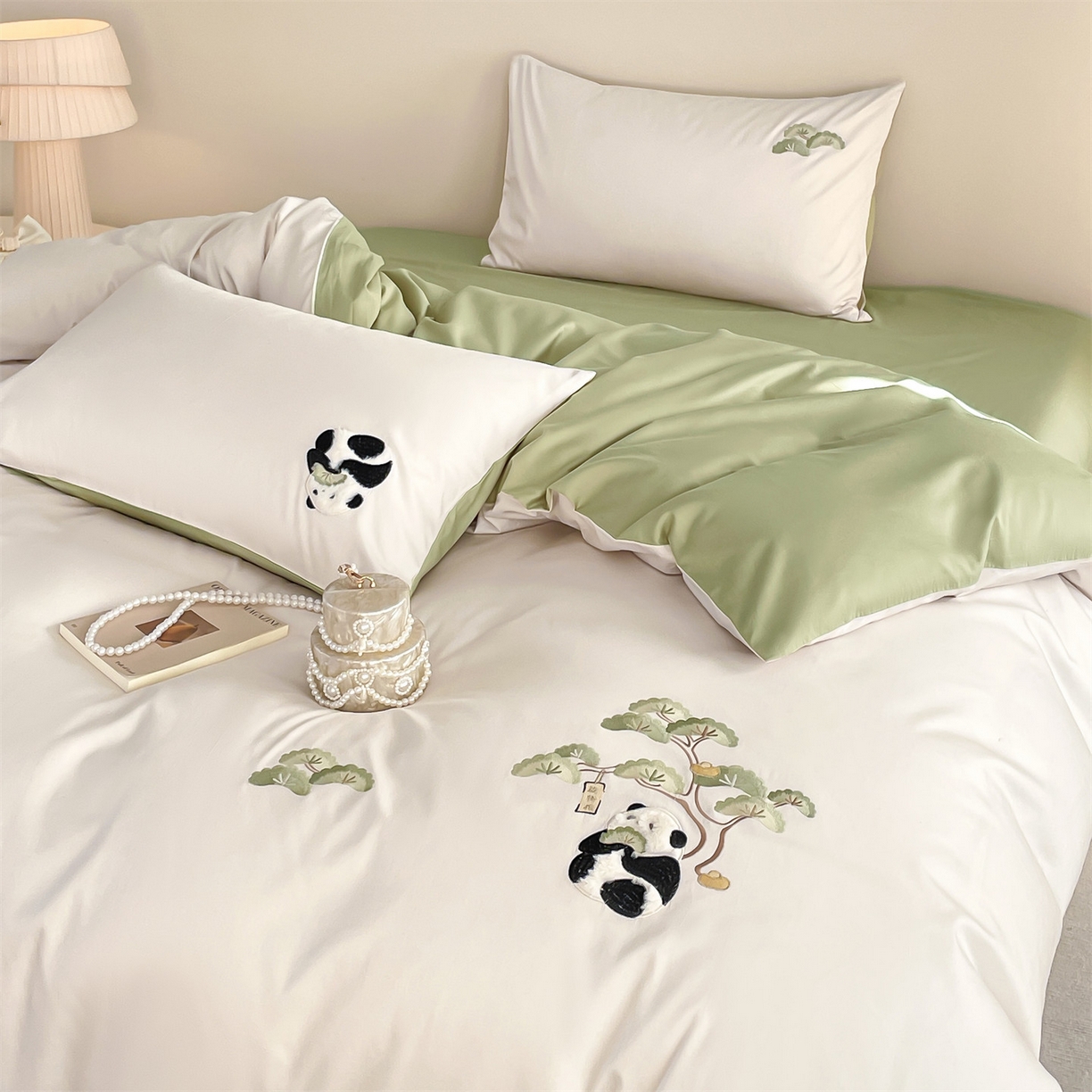 91家纺网 家纺一手货源 找家纺 蓝米卡夫 2026春季新款-60S长绒棉贡缎刺绣系列四件套-放轻松（礼盒） 放轻松-奶昔白+竹青