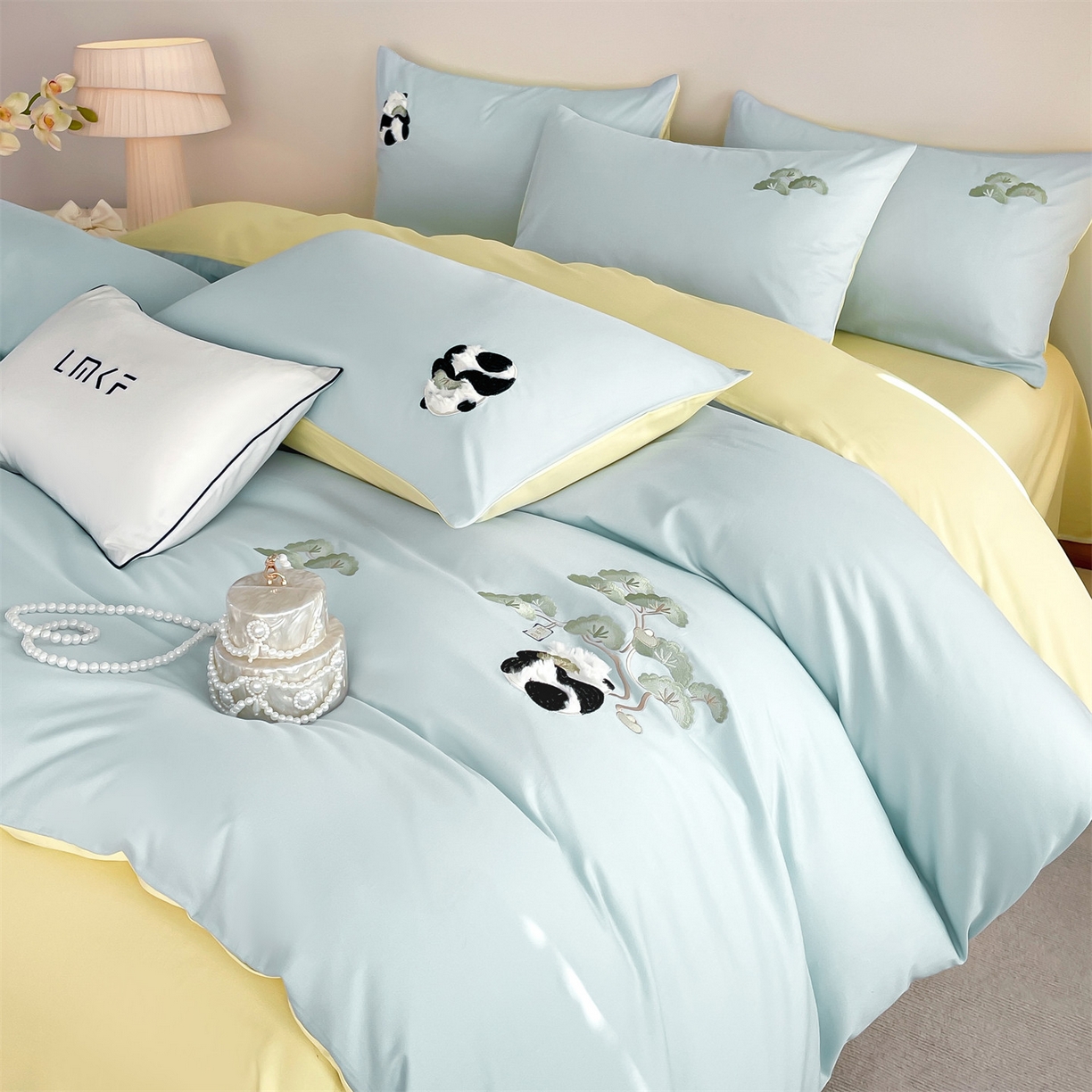 91家纺网 家纺一手货源 找家纺 蓝米卡夫 2026春季新款-60S长绒棉贡缎刺绣系列四件套-放轻松（礼盒） 放轻松-天空蓝+初黄