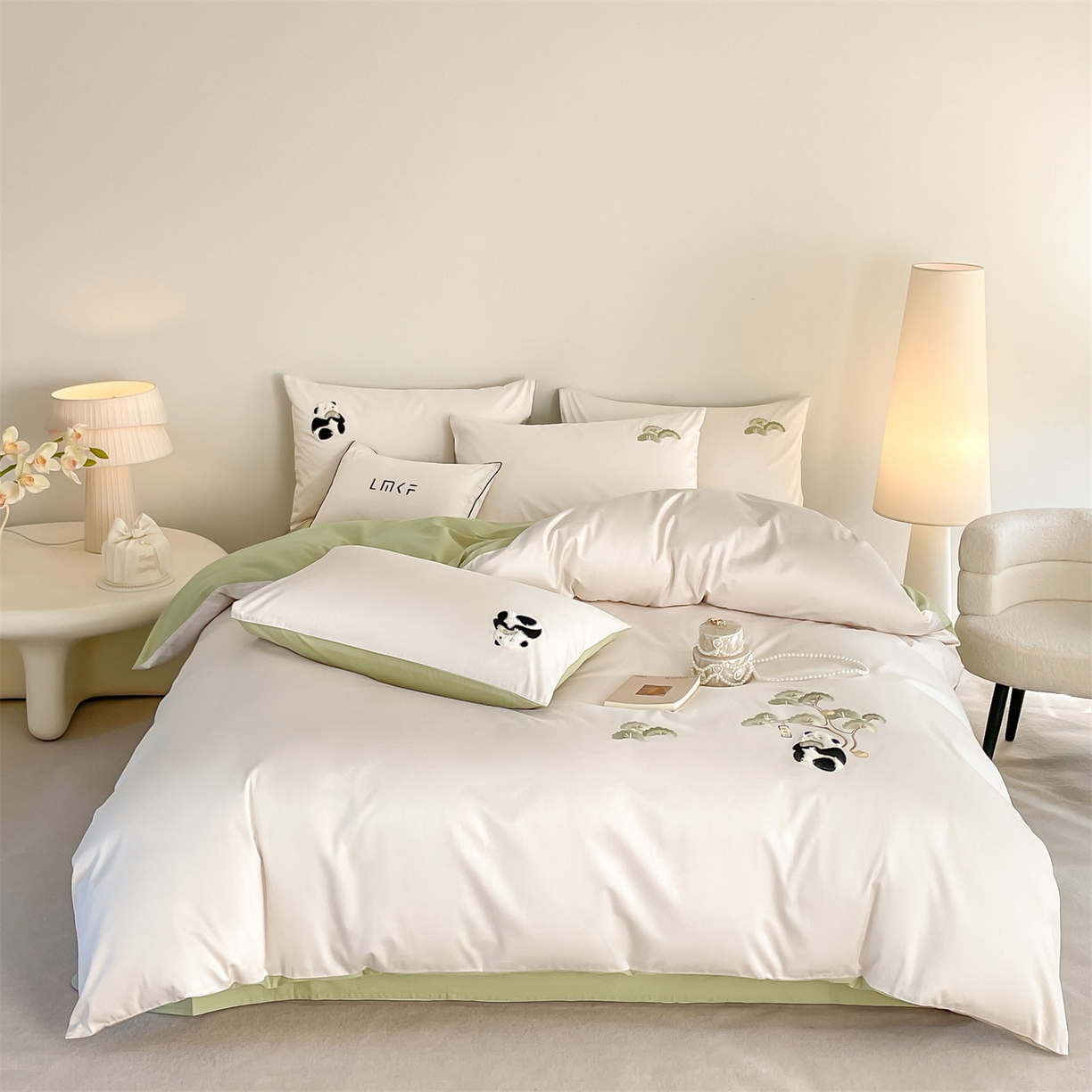 91家纺网 家纺一手货源 找家纺 蓝米卡夫 2026春季新款-60S长绒棉贡缎刺绣系列四件套-放轻松（礼盒） 放轻松-奶昔白+竹青