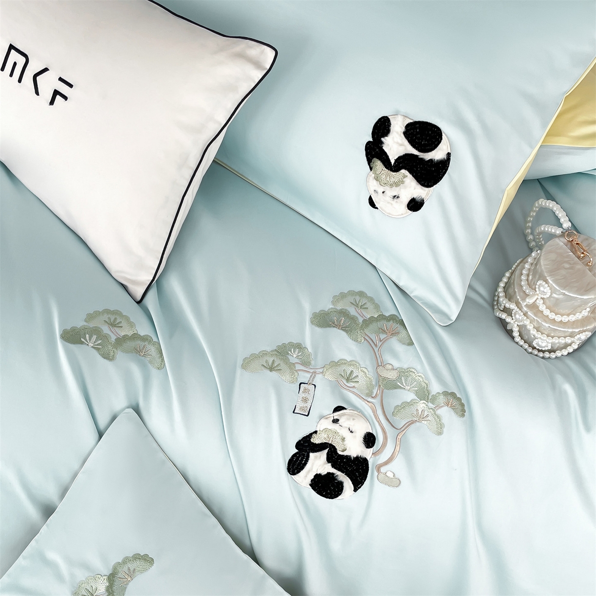 91家纺网 家纺一手货源 找家纺 蓝米卡夫 2026春季新款-60S长绒棉贡缎刺绣系列四件套-放轻松（礼盒） 放轻松-天空蓝+初黄