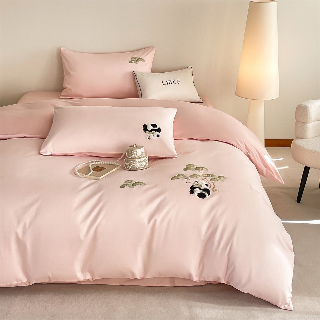 91家纺网 家纺一手货源 找家纺 蓝米卡夫 2026春季新款-60S长绒棉贡缎刺绣系列四件套-放轻松（礼盒） 放轻松-优雅粉+奶油粉