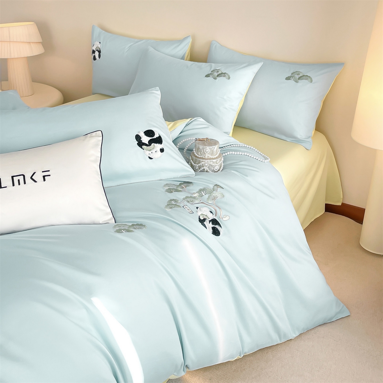 91家纺网 家纺一手货源 找家纺 蓝米卡夫 2026春季新款-60S长绒棉贡缎刺绣系列四件套-放轻松（礼盒） 放轻松-天空蓝+初黄