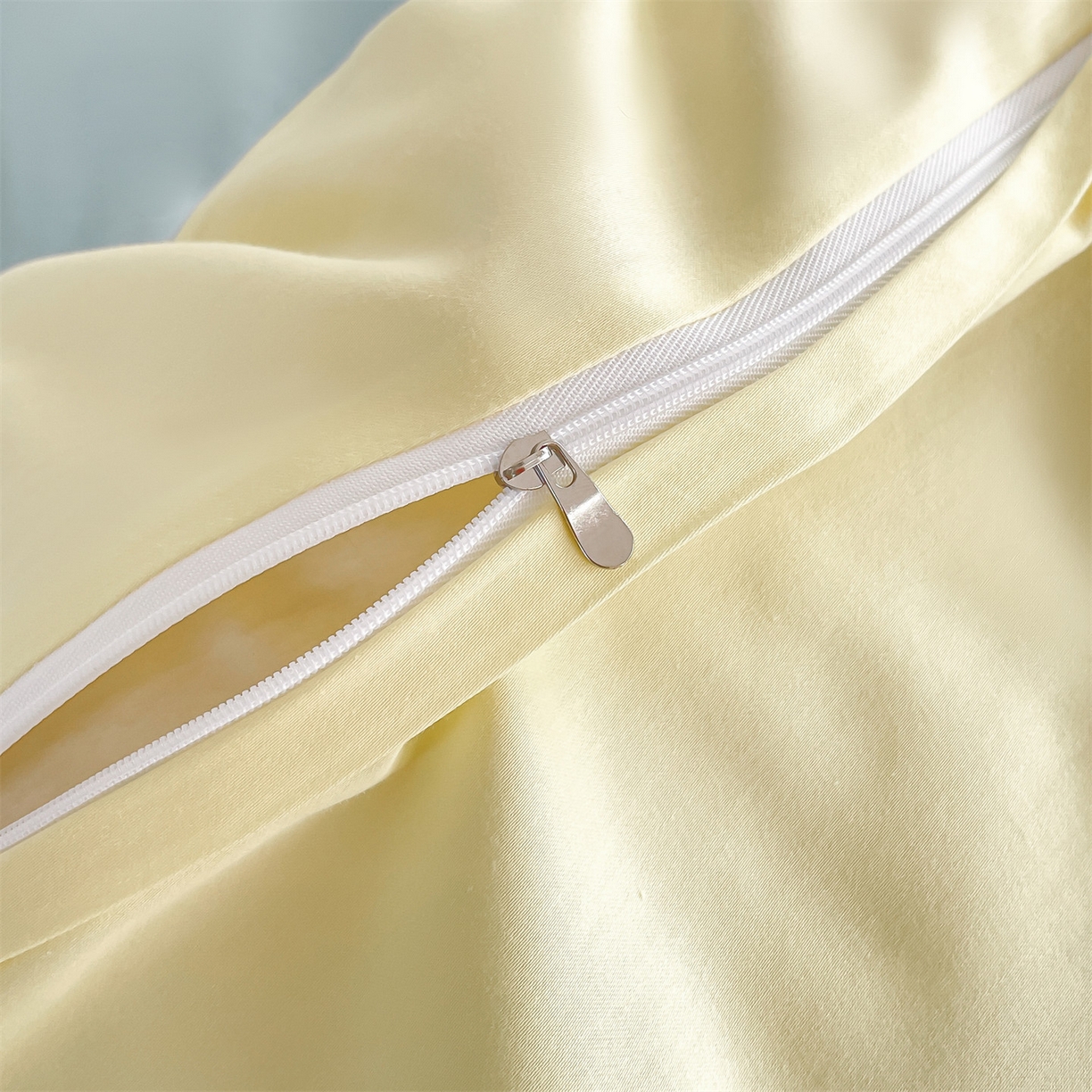 91家纺网 家纺一手货源 找家纺 蓝米卡夫 2026春季新款-60S长绒棉贡缎刺绣系列四件套-放轻松（礼盒） 放轻松-天空蓝+初黄