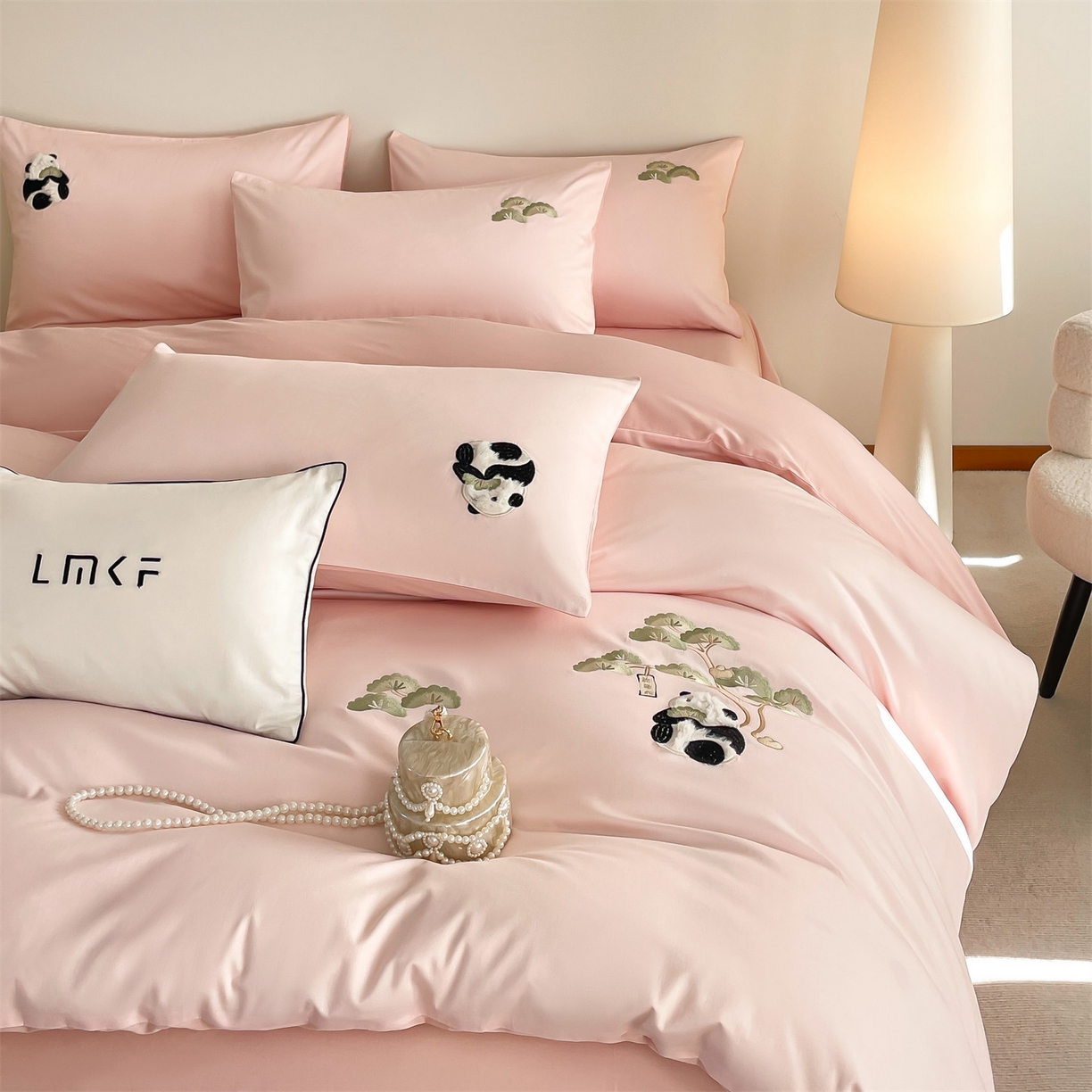 91家纺网 家纺一手货源 找家纺 蓝米卡夫 2026春季新款-60S长绒棉贡缎刺绣系列四件套-放轻松（礼盒） 放轻松-优雅粉+奶油粉