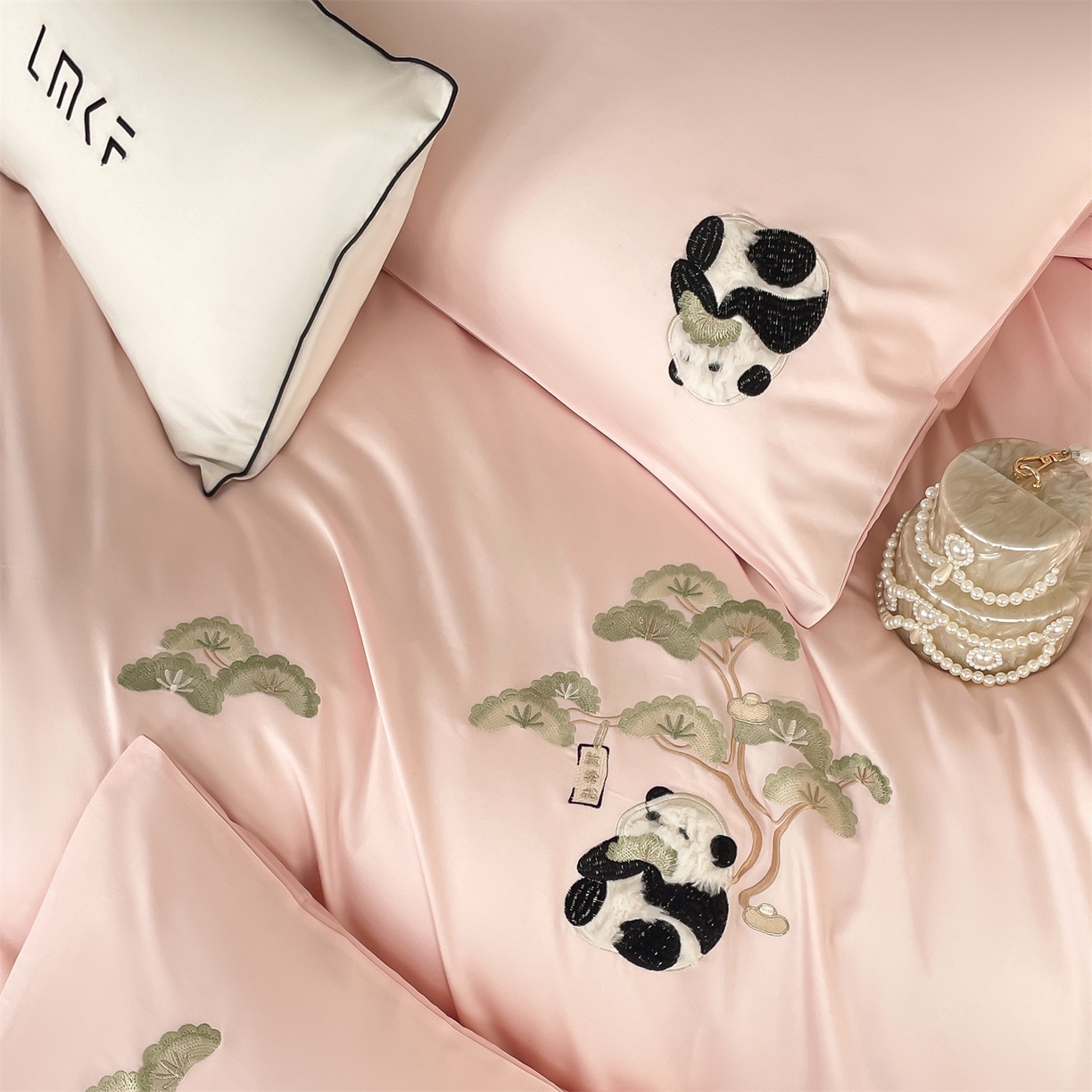 91家纺网 家纺一手货源 找家纺 蓝米卡夫 2026春季新款-60S长绒棉贡缎刺绣系列四件套-放轻松（礼盒） 放轻松-优雅粉+奶油粉