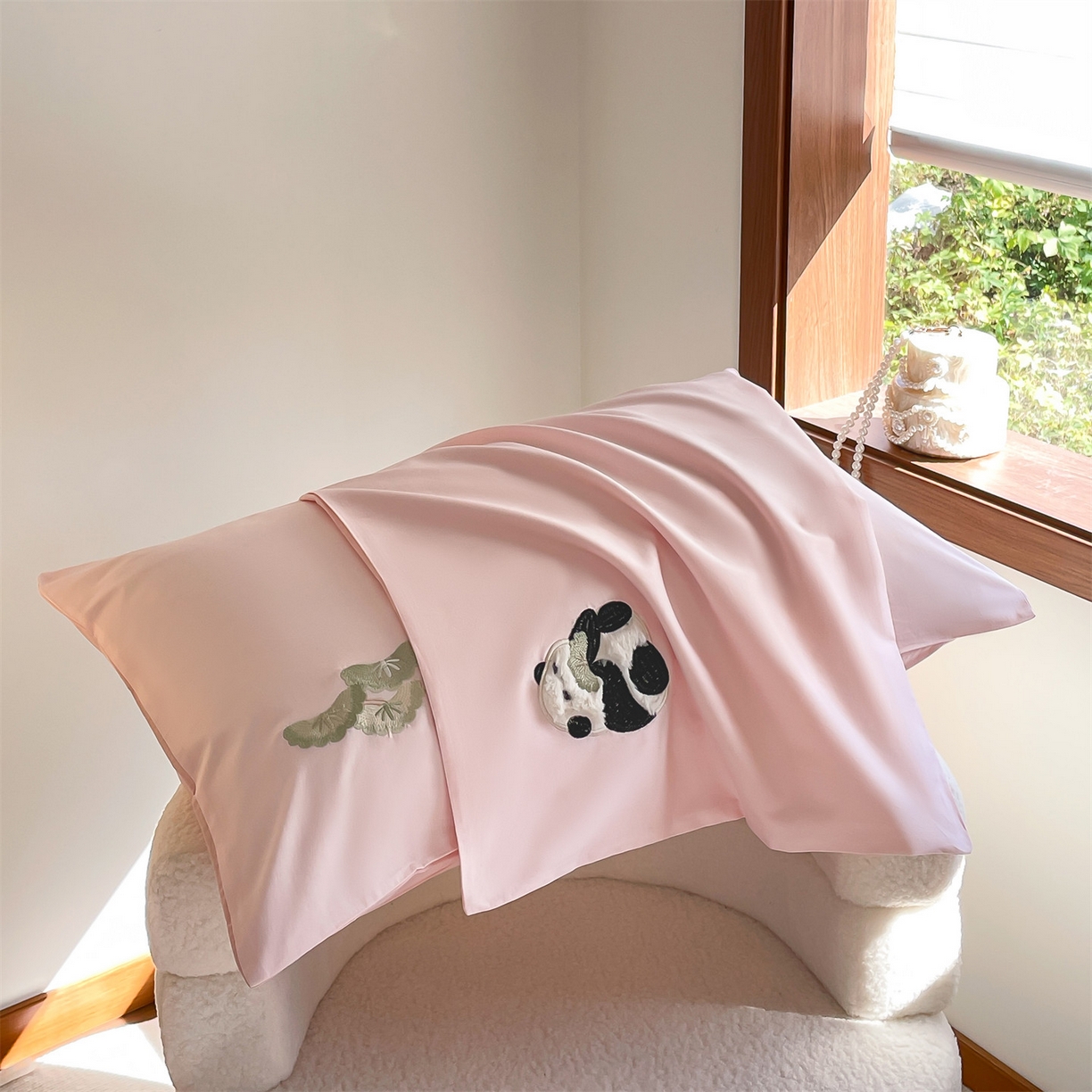 91家纺网 家纺一手货源 找家纺 蓝米卡夫 2026春季新款-60S长绒棉贡缎刺绣系列四件套-放轻松（礼盒） 放轻松-优雅粉+奶油粉