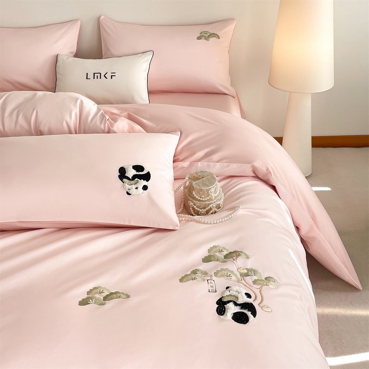 91家纺网 家纺一手货源 找家纺 蓝米卡夫 2026春季新款-60S长绒棉贡缎刺绣系列四件套-放轻松（礼盒） 放轻松-优雅粉+奶油粉