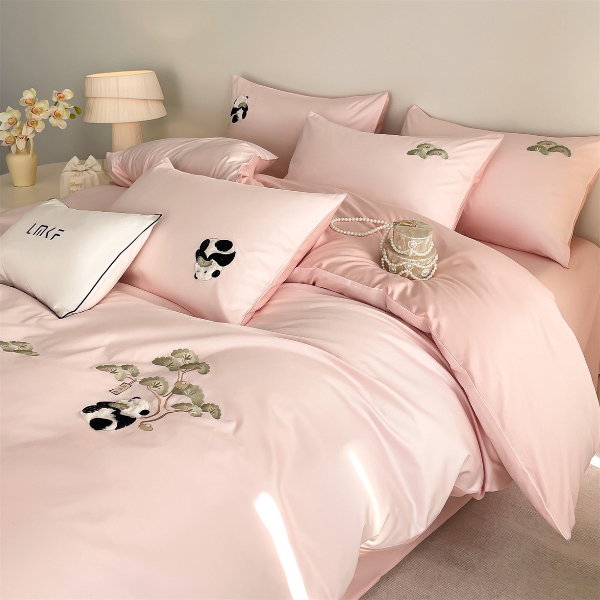 91家纺网 家纺一手货源 找家纺 蓝米卡夫 2026春季新款-60S长绒棉贡缎刺绣系列四件套-放轻松（礼盒） 放轻松-优雅粉+奶油粉