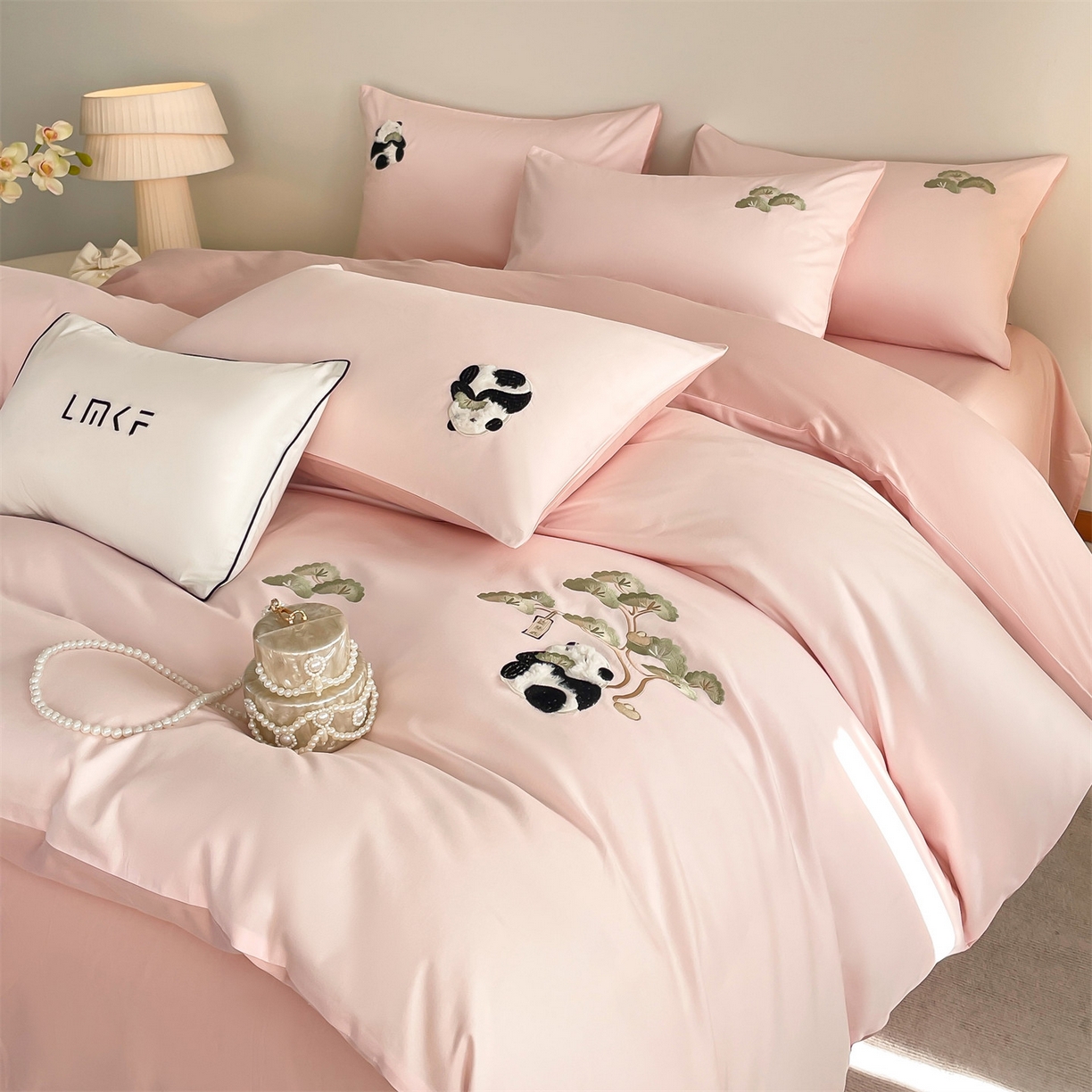 91家纺网 家纺一手货源 找家纺 蓝米卡夫 2026春季新款-60S长绒棉贡缎刺绣系列四件套-放轻松（礼盒） 放轻松-优雅粉+奶油粉