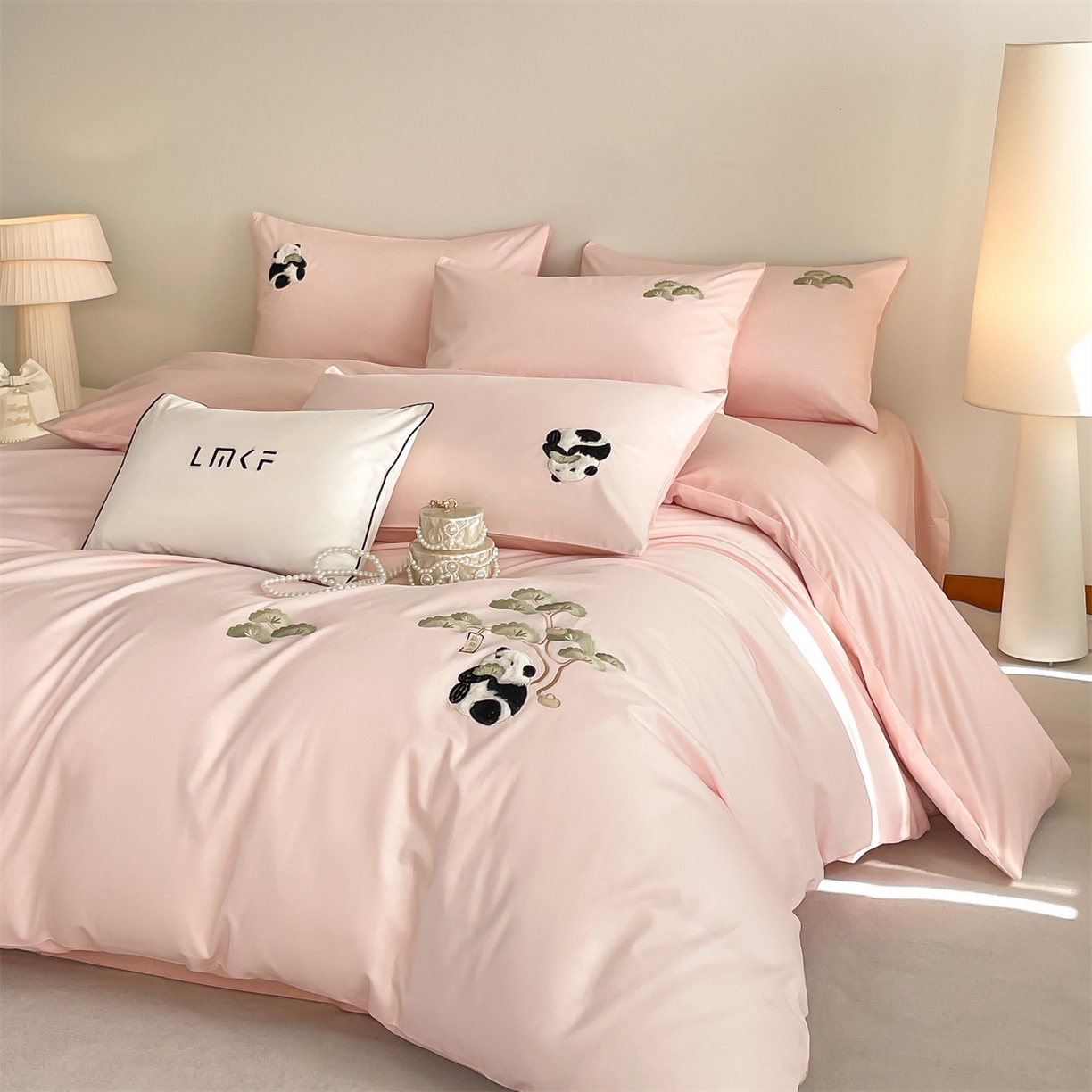 91家纺网 家纺一手货源 找家纺 蓝米卡夫 2026春季新款-60S长绒棉贡缎刺绣系列四件套-放轻松（礼盒） 放轻松-优雅粉+奶油粉