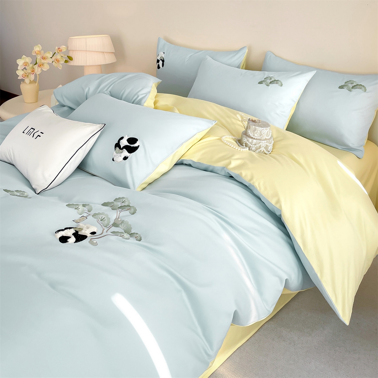 91家纺网 家纺一手货源 找家纺 蓝米卡夫 2026春季新款-60S长绒棉贡缎刺绣系列四件套-放轻松（礼盒） 放轻松-天空蓝+初黄