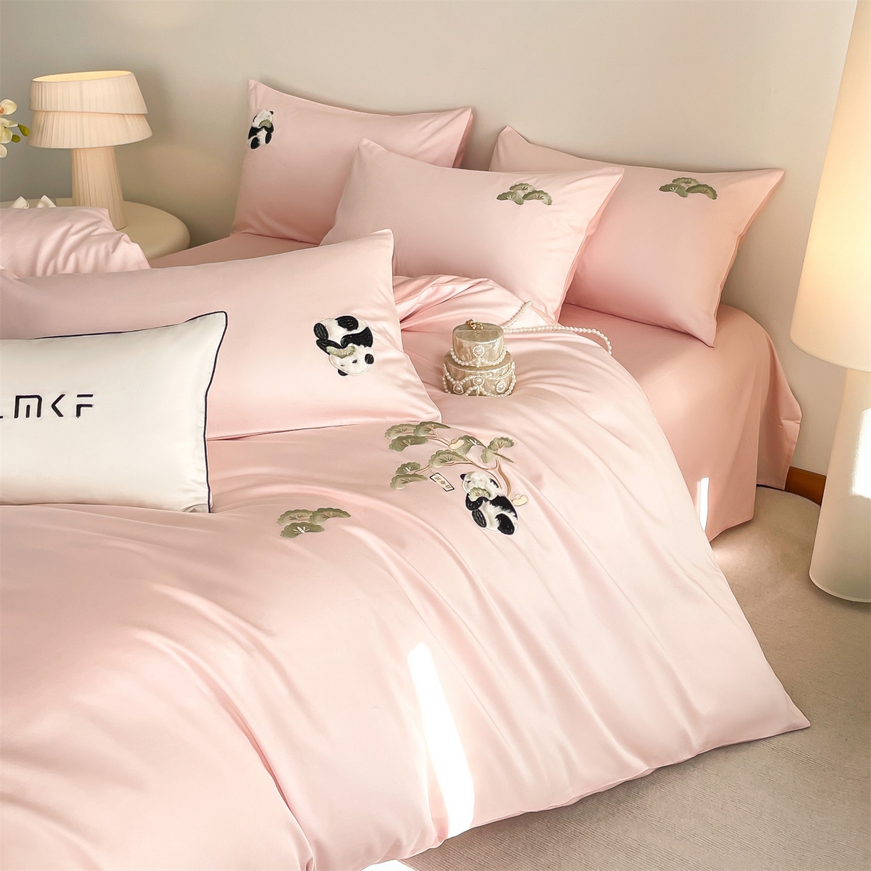 91家纺网 家纺一手货源 找家纺 蓝米卡夫 2026春季新款-60S长绒棉贡缎刺绣系列四件套-放轻松（礼盒） 放轻松-优雅粉+奶油粉