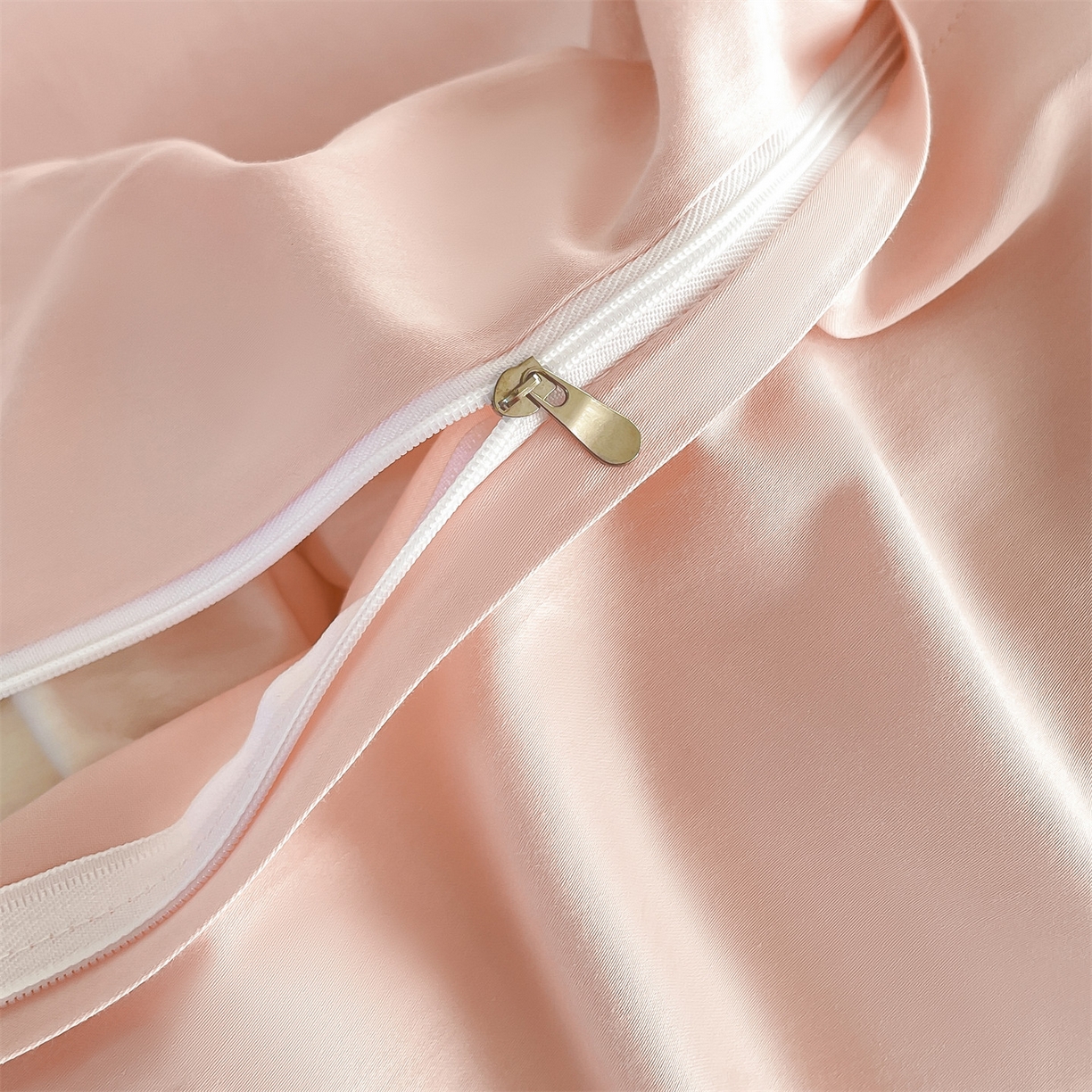 91家纺网 家纺一手货源 找家纺 蓝米卡夫 2026春季新款-60S长绒棉贡缎刺绣系列四件套-放轻松（礼盒） 放轻松-优雅粉+奶油粉