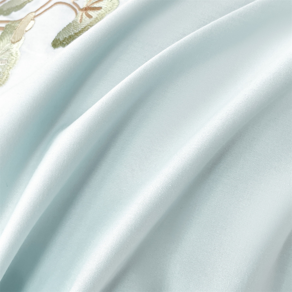 91家纺网 家纺一手货源 找家纺 蓝米卡夫 2026春季新款-60S长绒棉贡缎刺绣系列四件套-放轻松（礼盒） 放轻松-天空蓝+初黄