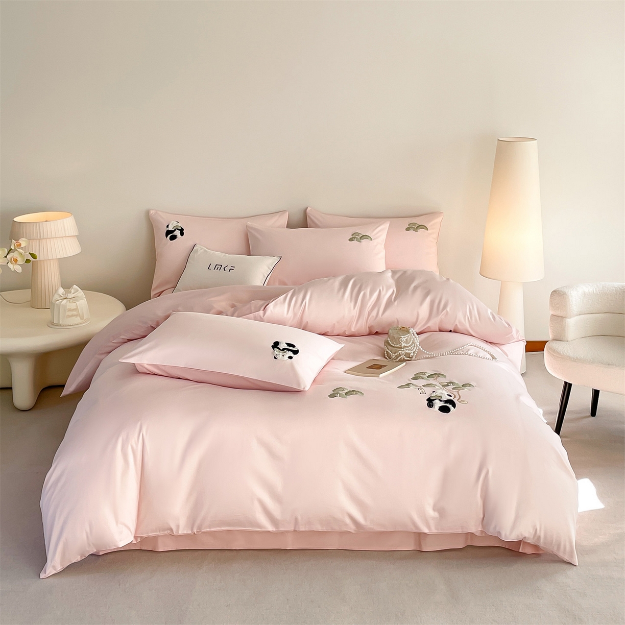 91家纺网 家纺一手货源 找家纺 蓝米卡夫 2026春季新款-60S长绒棉贡缎刺绣系列四件套-放轻松（礼盒） 放轻松-优雅粉+奶油粉