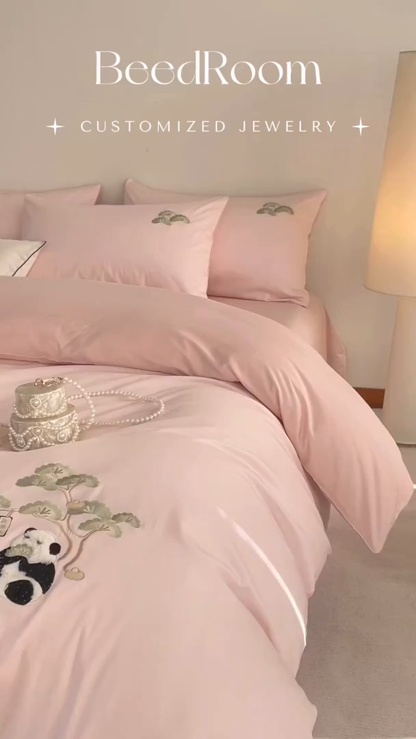 91家纺网 家纺一手货源 找家纺 蓝米卡夫 2026春季新款-60S长绒棉贡缎刺绣系列四件套-放轻松（礼盒） 放轻松-优雅粉+奶油粉