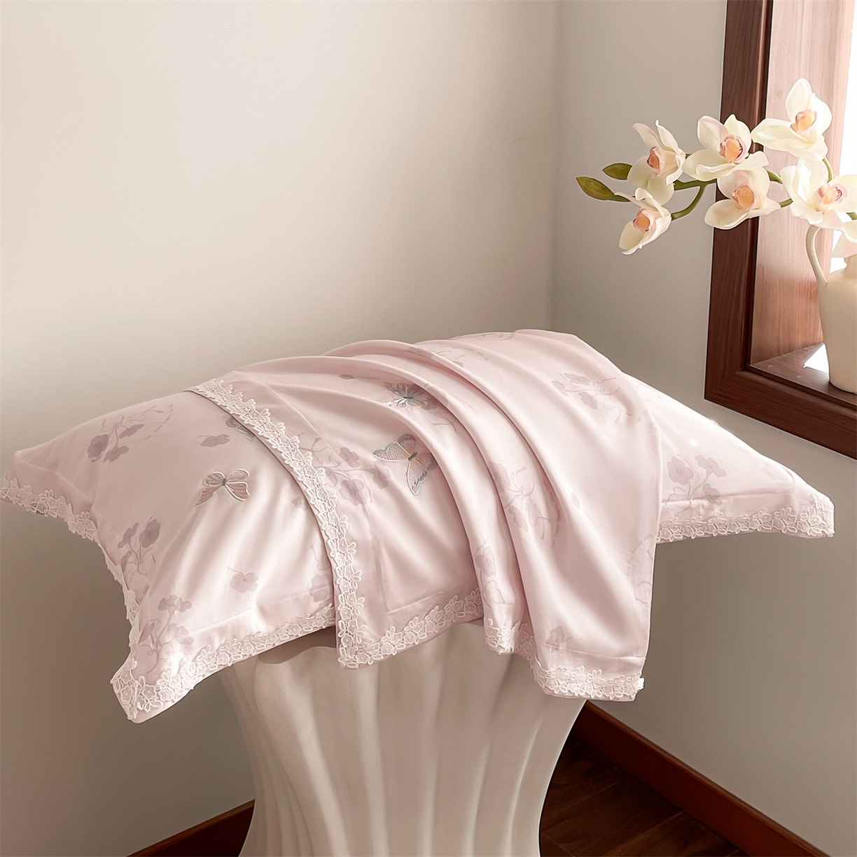 91家纺网 家纺一手货源 找家纺 （总）蓝米卡夫 2026春季新款-60S长绒棉贡缎蝴蝶刺绣花边系列四件套-福蝶吉祥（礼盒）-拍摄风格1