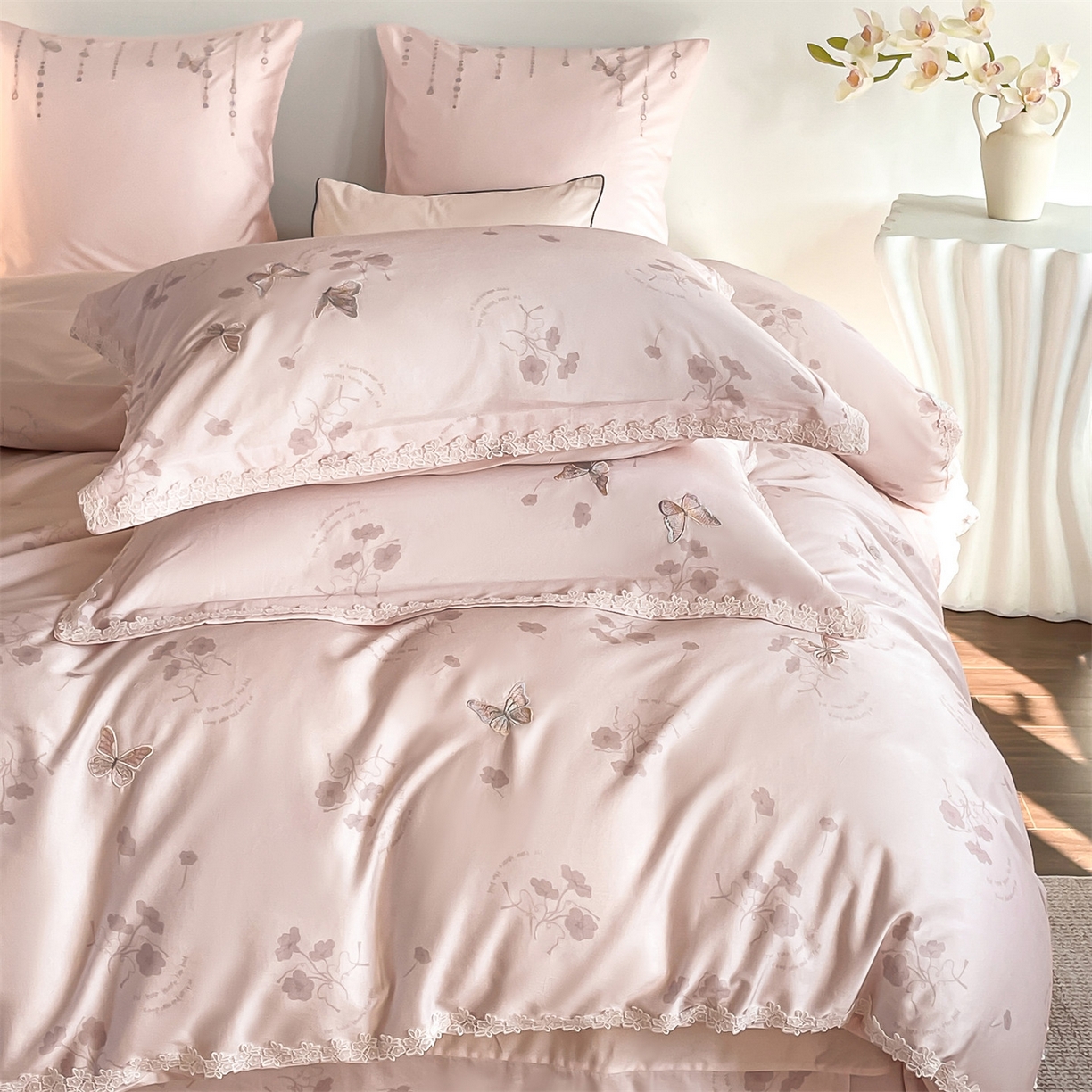 91家纺网 家纺一手货源 找家纺 （总）蓝米卡夫 2026春季新款-60S长绒棉贡缎蝴蝶刺绣花边系列四件套-福蝶吉祥（礼盒）-拍摄风格1