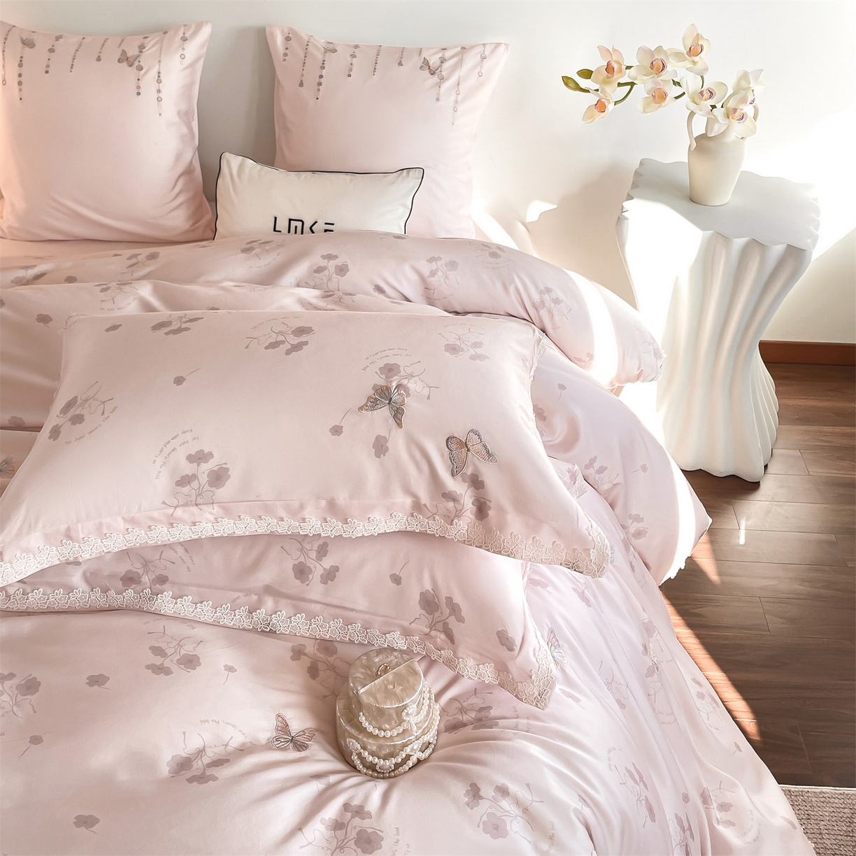 91家纺网 家纺一手货源 找家纺 （总）蓝米卡夫 2026春季新款-60S长绒棉贡缎蝴蝶刺绣花边系列四件套-福蝶吉祥（礼盒）-拍摄风格1