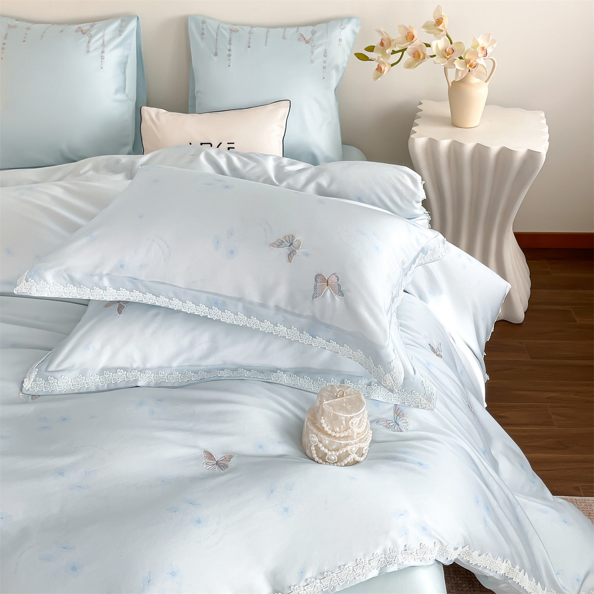 91家纺网 家纺一手货源 找家纺 蓝米卡夫 2026春季新款-60S长绒棉贡缎蝴蝶刺绣花边系列四件套-福蝶吉祥（礼盒）-拍摄风格1 福蝶吉祥-海洋蓝