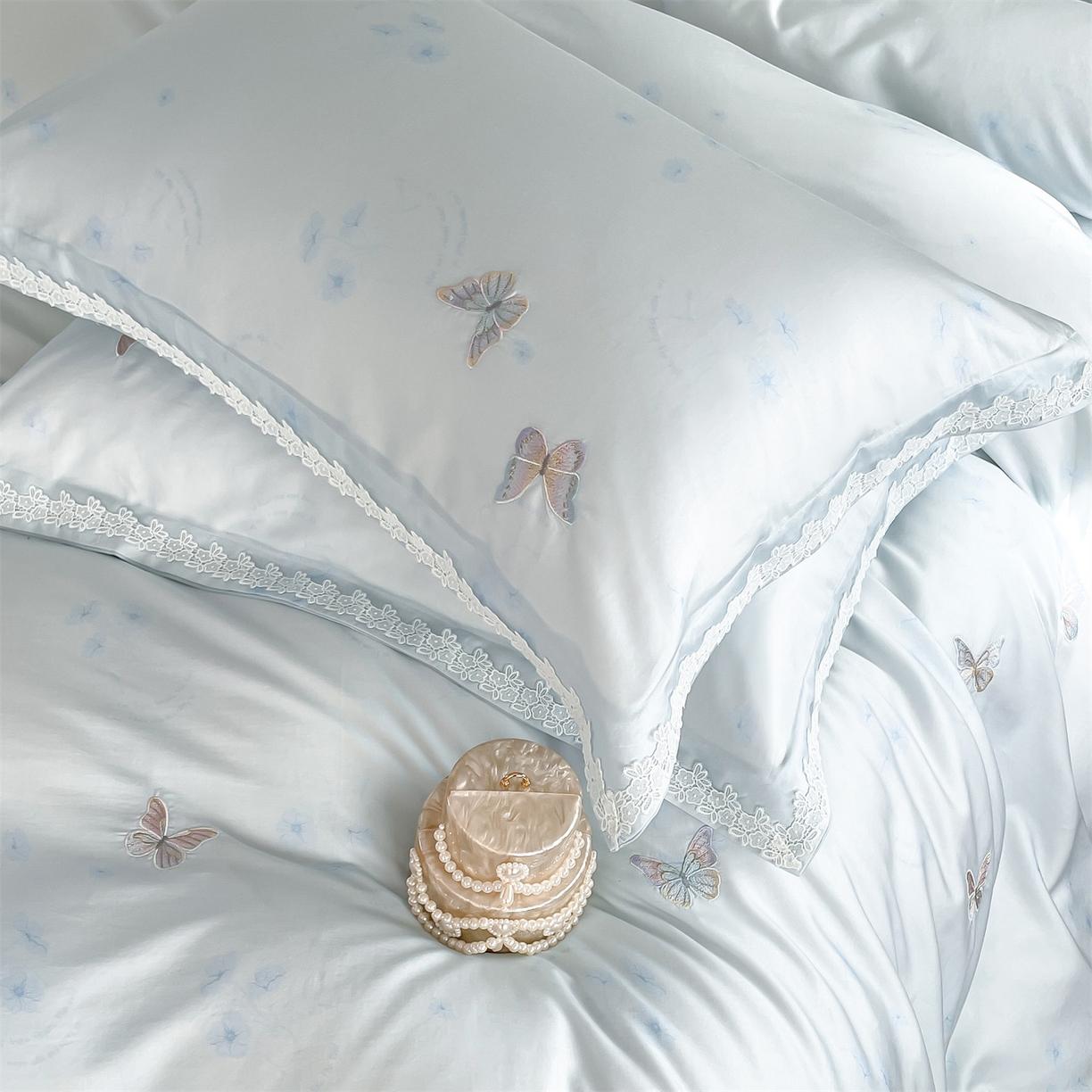 91家纺网 家纺一手货源 找家纺 蓝米卡夫 2026春季新款-60S长绒棉贡缎蝴蝶刺绣花边系列四件套-福蝶吉祥（礼盒）-拍摄风格1 福蝶吉祥-海洋蓝