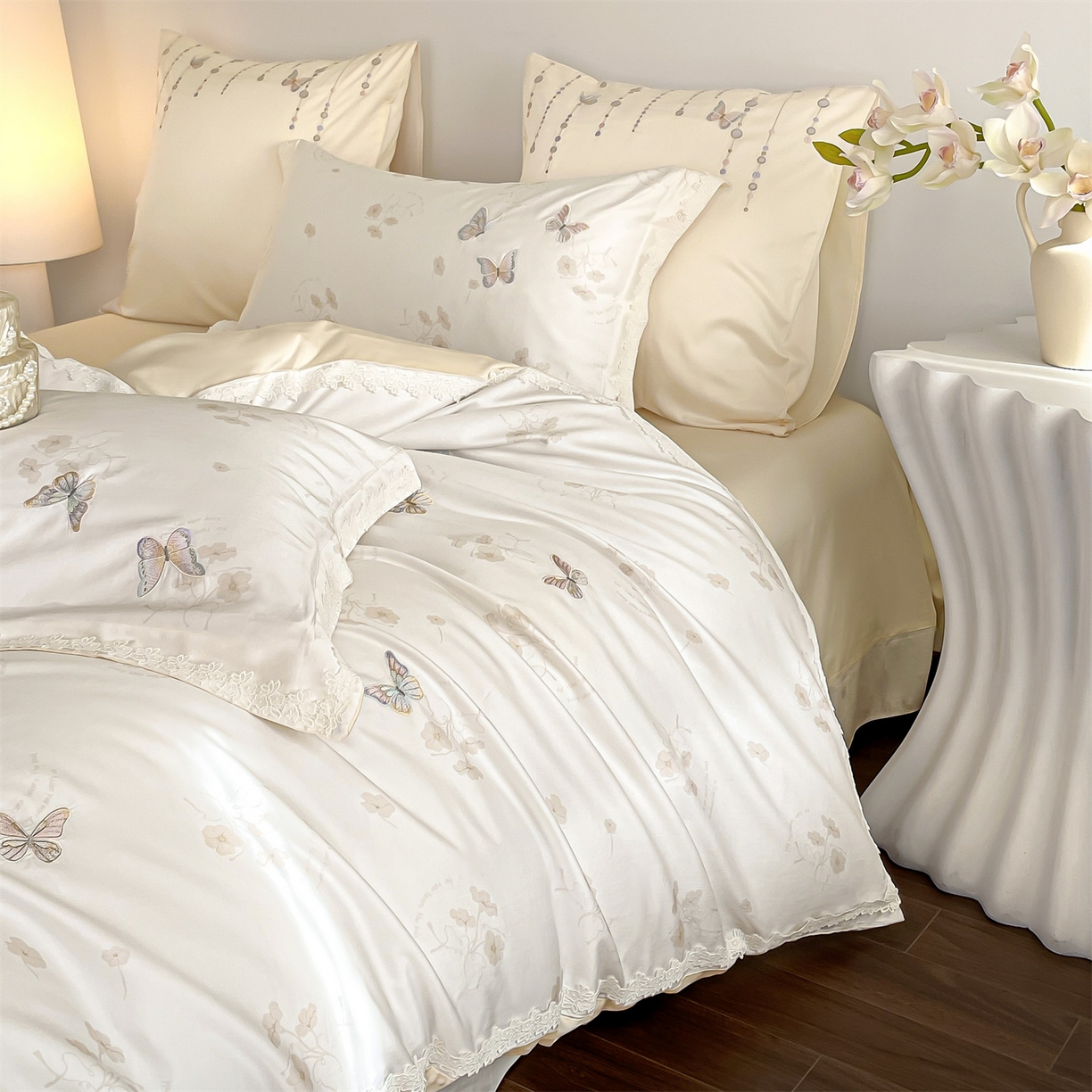 91家纺网 家纺一手货源 找家纺 （总）蓝米卡夫 2026春季新款-60S长绒棉贡缎蝴蝶刺绣花边系列四件套-福蝶吉祥（礼盒）-拍摄风格1