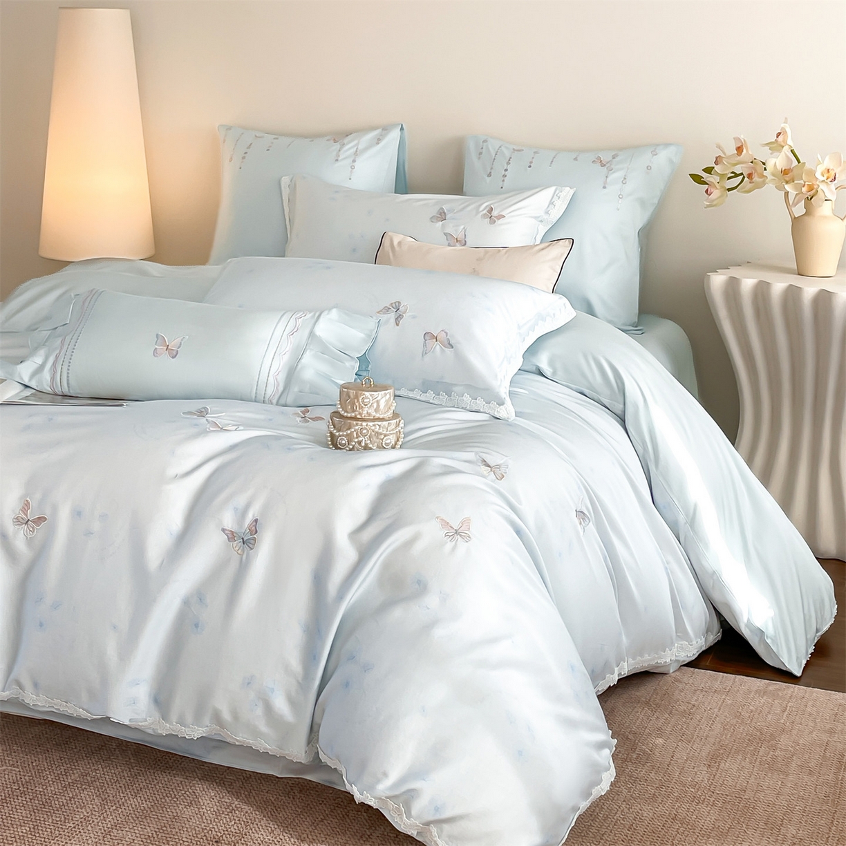 91家纺网 家纺一手货源 找家纺 蓝米卡夫 2026春季新款-60S长绒棉贡缎蝴蝶刺绣花边系列四件套-福蝶吉祥（礼盒）-拍摄风格1 福蝶吉祥-海洋蓝