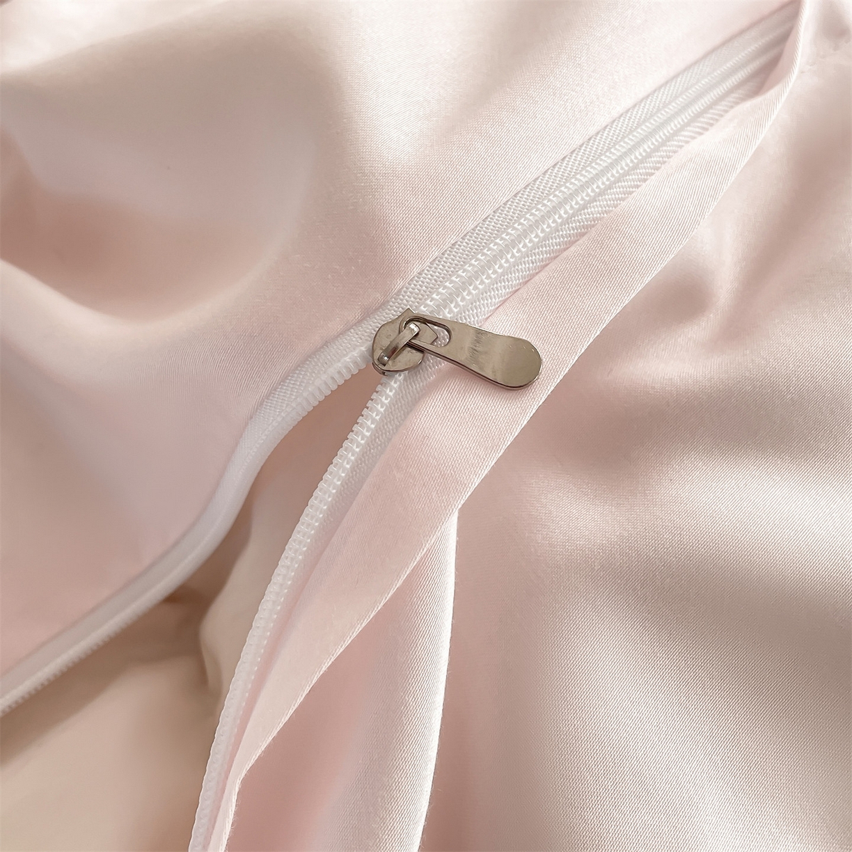 91家纺网 家纺一手货源 找家纺 （总）蓝米卡夫 2026春季新款-60S长绒棉贡缎蝴蝶刺绣花边系列四件套-福蝶吉祥（礼盒）-拍摄风格1