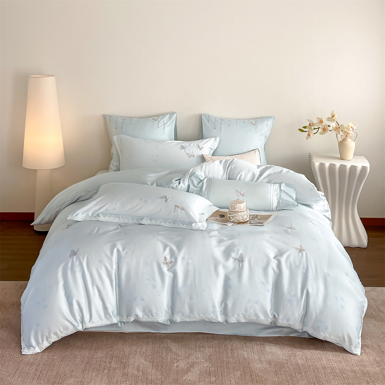 91家纺网 家纺一手货源 找家纺 蓝米卡夫 2026春季新款-60S长绒棉贡缎蝴蝶刺绣花边系列四件套-福蝶吉祥（礼盒）-拍摄风格1 福蝶吉祥-海洋蓝