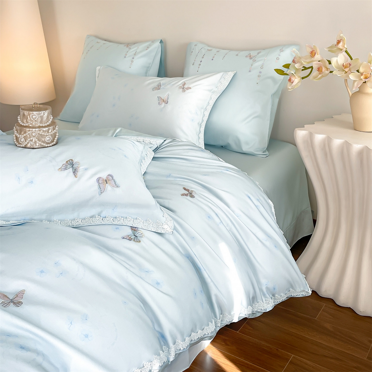 蓝米卡夫 2026春季新款-60S长绒棉贡缎蝴蝶刺绣花边系列四件套-福蝶吉祥（礼盒）-拍摄风格1 福蝶吉祥-海洋蓝