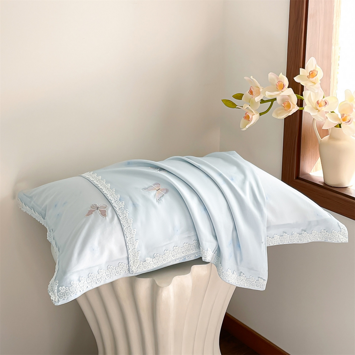 91家纺网 家纺一手货源 找家纺 蓝米卡夫 2026春季新款-60S长绒棉贡缎蝴蝶刺绣花边系列四件套-福蝶吉祥（礼盒）-拍摄风格1 福蝶吉祥-海洋蓝