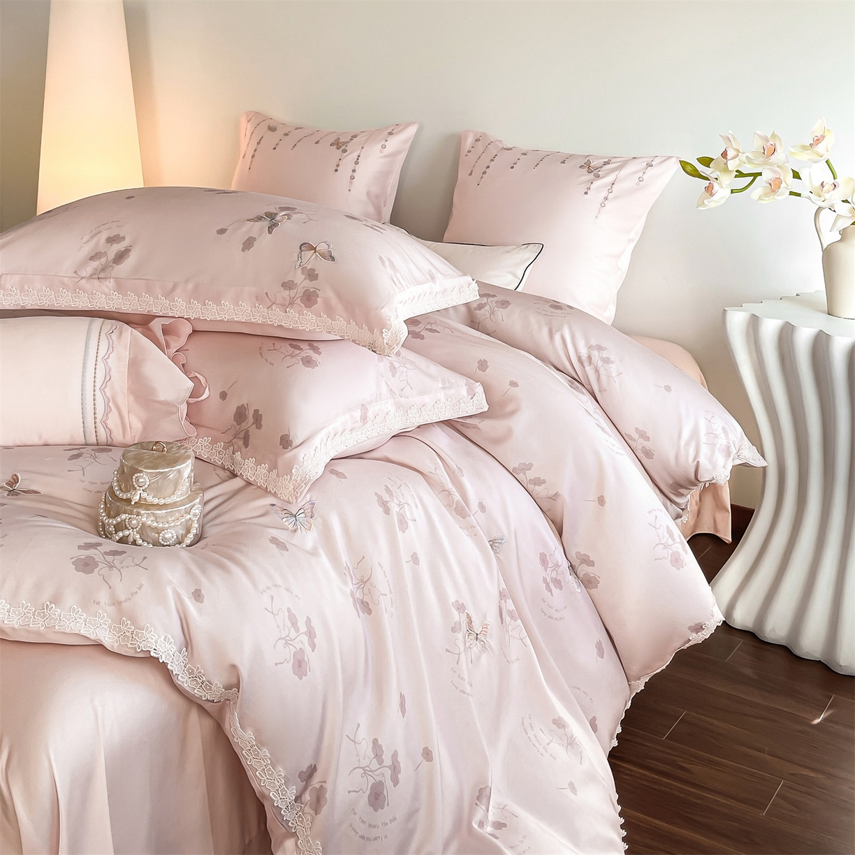 91家纺网 家纺一手货源 找家纺 （总）蓝米卡夫 2026春季新款-60S长绒棉贡缎蝴蝶刺绣花边系列四件套-福蝶吉祥（礼盒）-拍摄风格1