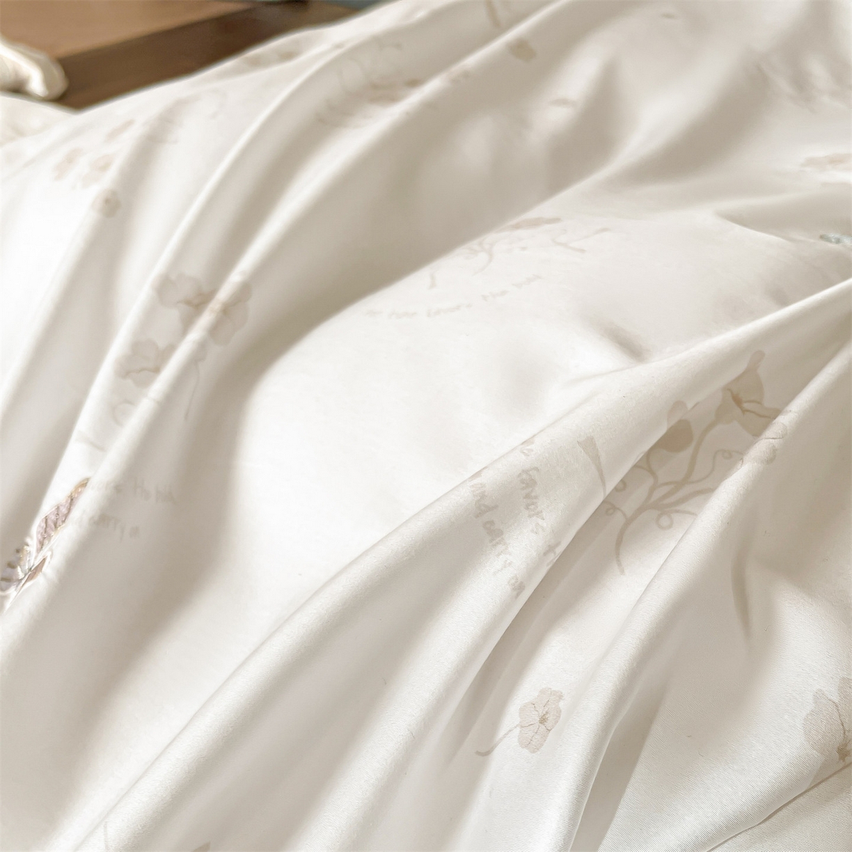 91家纺网 家纺一手货源 找家纺 蓝米卡夫 2026春季新款-60S长绒棉贡缎蝴蝶刺绣花边系列四件套-福蝶吉祥（礼盒）-拍摄风格1 福蝶吉祥-大地色